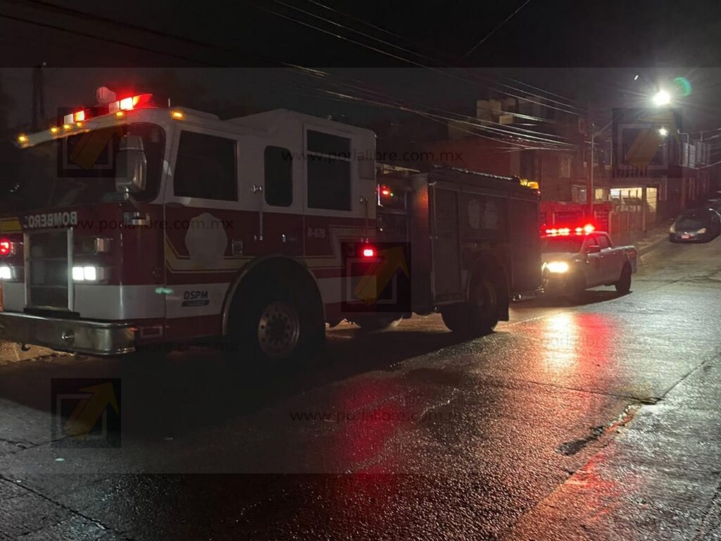 Bomberos rescatan a hombre arrastrado por la corriente en arroyo de la Martín López