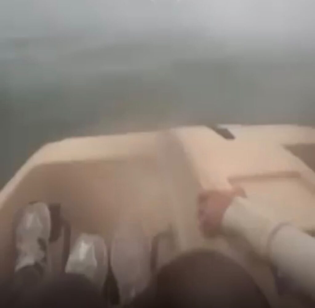 Tres jóvenes nadan hasta la orilla tras quedar atrapadas por tormenta en El Rejón