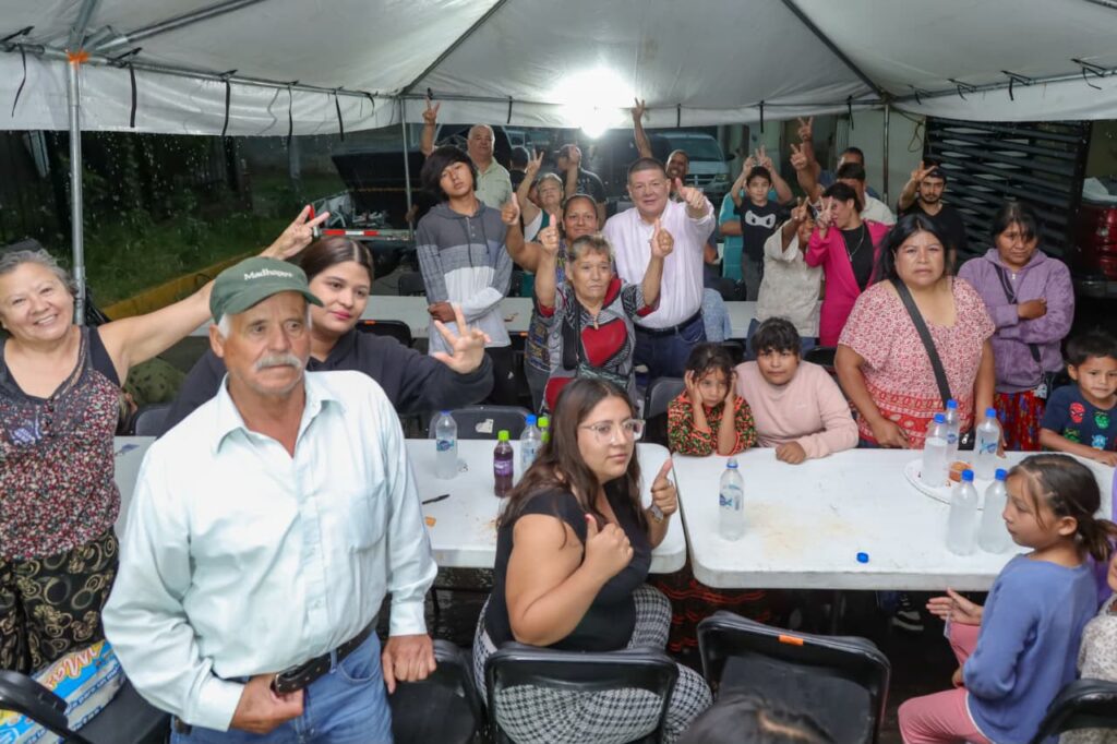 Ni la lluvia detuvo el encuentro de César Jáuregui con vecinos de Valle de la Madrid