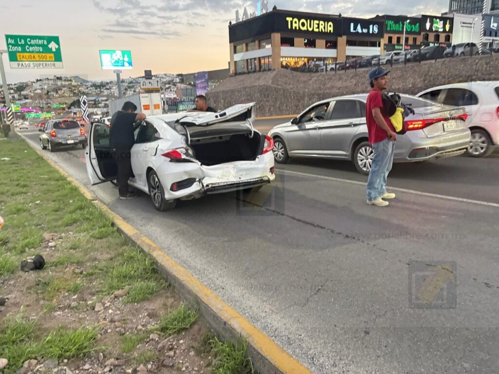 Tráiler provoca carambola y genera caos vial en el Periférico de la Juventud