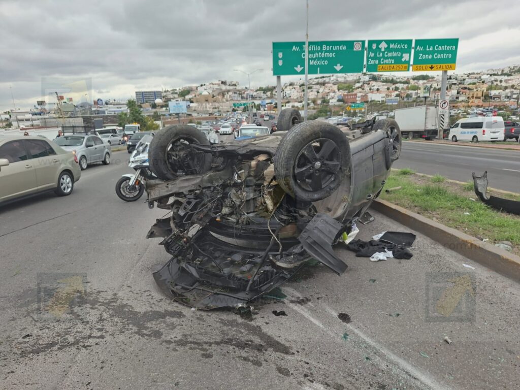 Fuerte choque con volcadura deja a mujer atrapada en el periférico de la Juventud