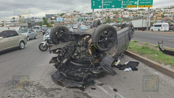 Fuerte choque con volcadura deja a mujer atrapada en el periférico de la Juventud