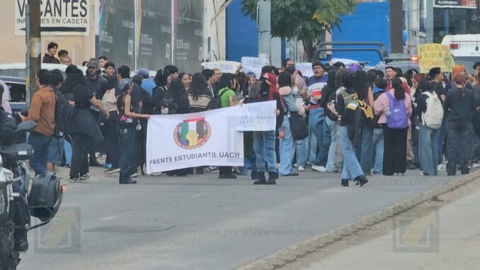 Universitarios marchan a Rectoría y exigen cuentas claras a la UACH