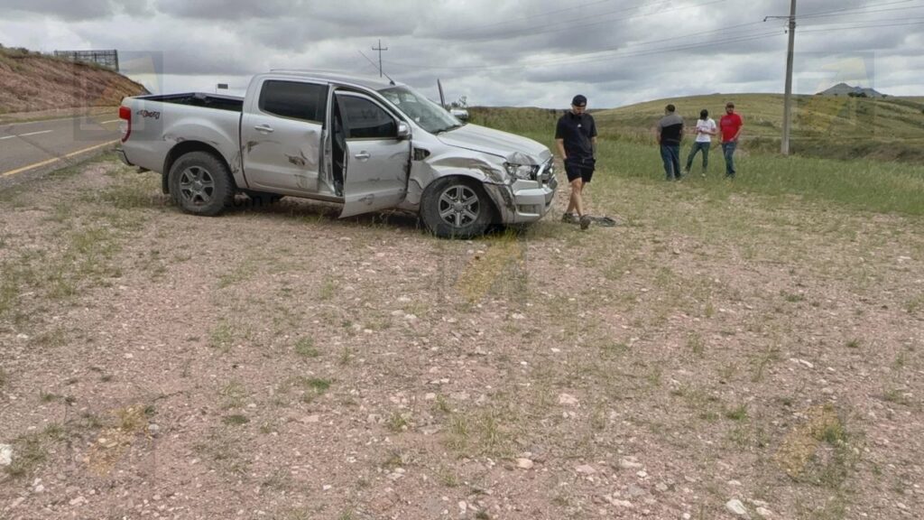 Choque contra tráiler deja pickup destrozada en carretera Cuauhtémoc-Chihuahua
