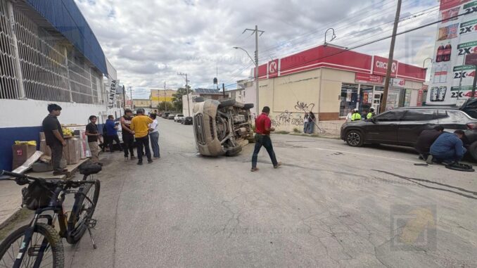 Choque volcadura tras omisión de alto en la colonia Obrera