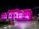 Ilumina Municipio de rosa la Plaza de Armas por la lucha contra el cáncer de mama