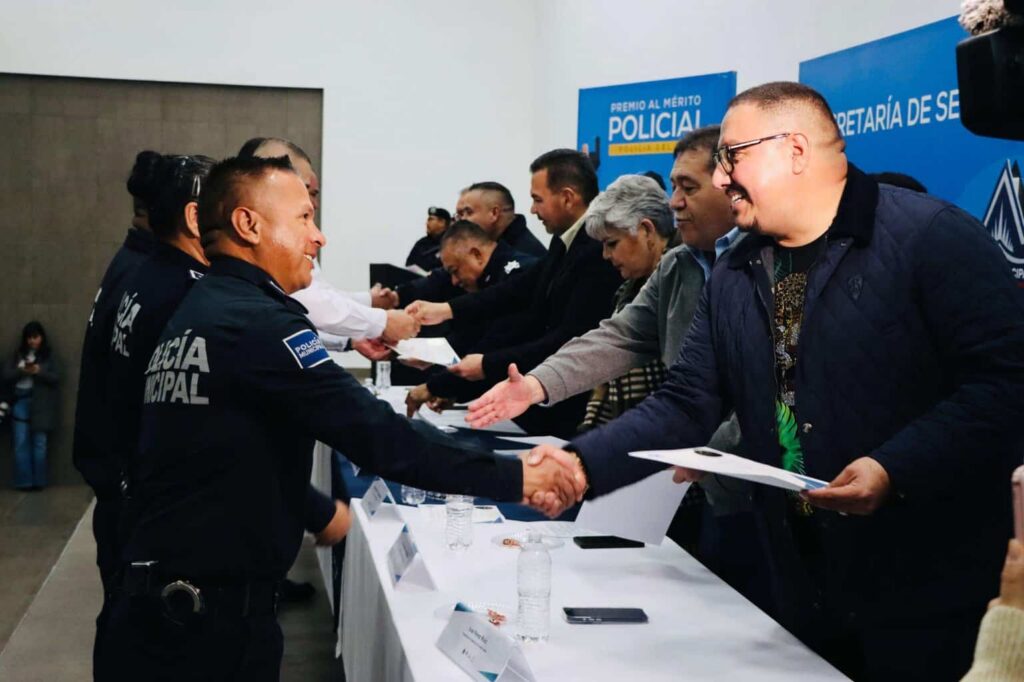 Reconocen a policías destacados por años de servicio
