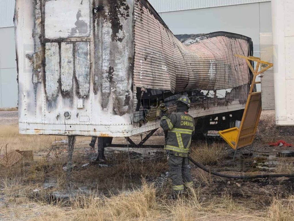 Incendio consume cajas de tráiler en parque logístico de Nombre de Dios 