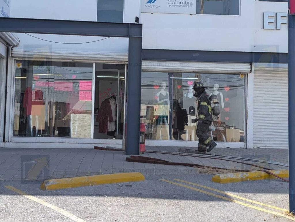 Se registra  flamazo en local de ropa sobre la avenida Mirador