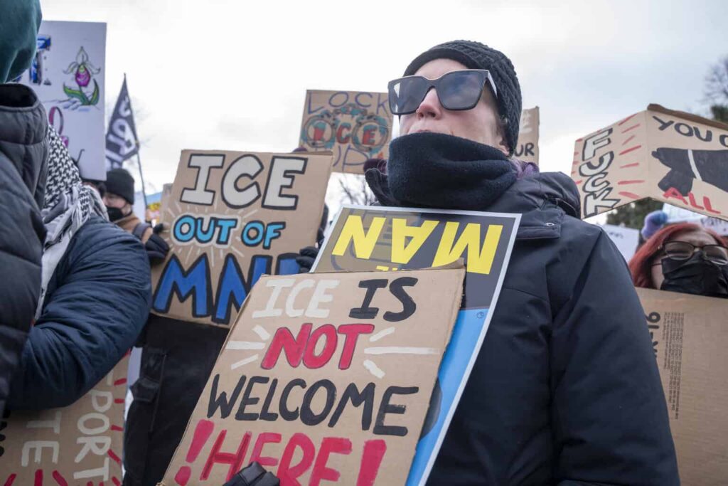 Juez cancela comparecencia de director de ICE para explicar incumplimientos judiciales