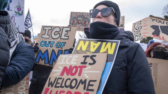 Juez cancela comparecencia de director de ICE para explicar incumplimientos judiciales