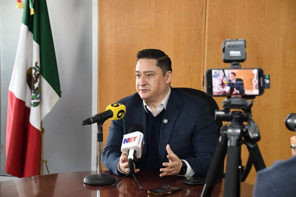 Que se quite el traje y se ponga a tapar baches”, dice Alfredo Chávez al alcalde de Ciudad Juárez