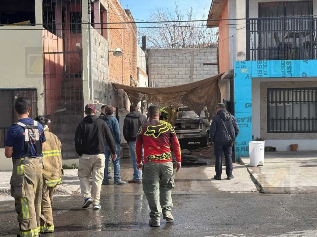 Explosión por fuga de gas provoca incendio vehicular en la colonia Cerro de la Cruz