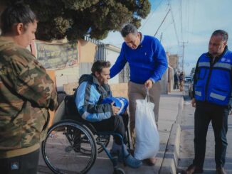 Entrega Marco Bonilla cobijas y despensas a familias de la colonia Tarahumara