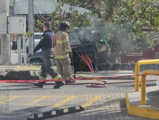 Choque en estacionamiento bancario provoca incendio de generador en avenida Universidad