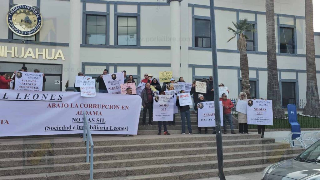 Vecinos de Residencial Los Leones protestan en Fiscalía por presunta impunidad y malos manejos