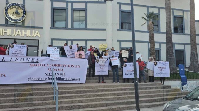 Vecinos de Residencial Los Leones protestan en Fiscalía por presunta impunidad y malos manejos