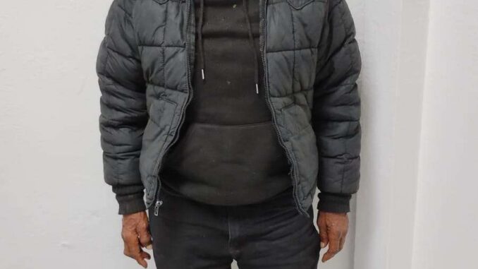 Buscan a familiares de hombre de 72 años localizado desorientado