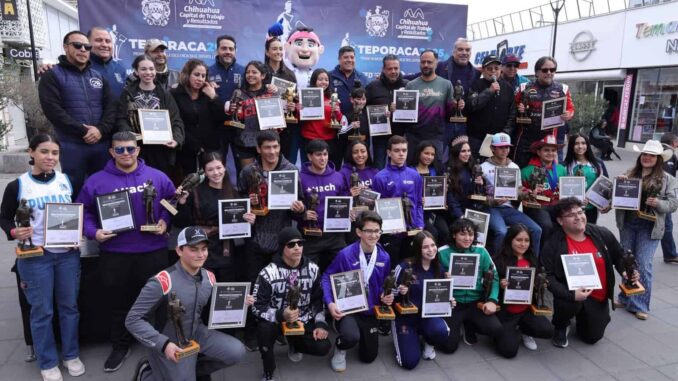 Desfilan con orgullo deportistas ganadores del Premio Teporaca 2025
