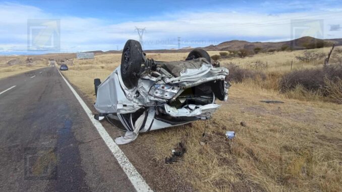 Pierde el control, choca contra cerro y vuelca en carretera a Cuauhtémoc