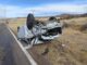 Pierde el control, choca contra cerro y vuelca en carretera a Cuauhtémoc