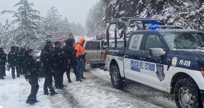 Familia se queda varada por nevada en Guadalupe y Calvo; los rescatan