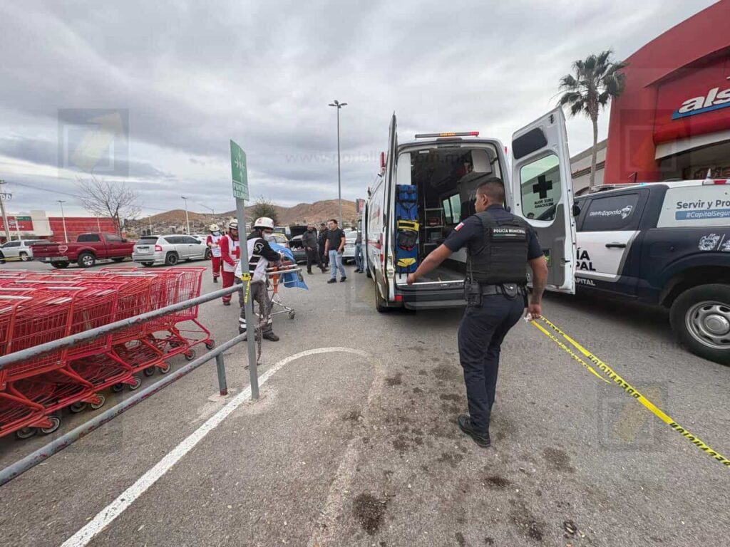 Atacan a balazos a mujer en estacionamiento de un supermercado