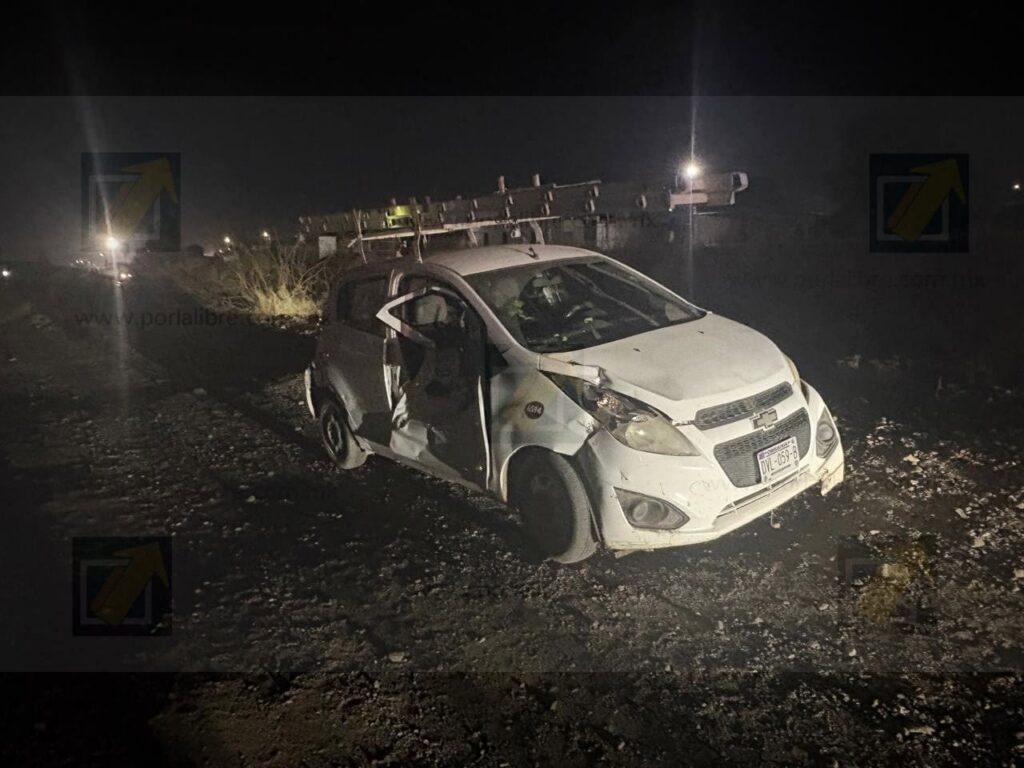Tren impacta vehículo en cruce ferroviario de la colonia Sector 3