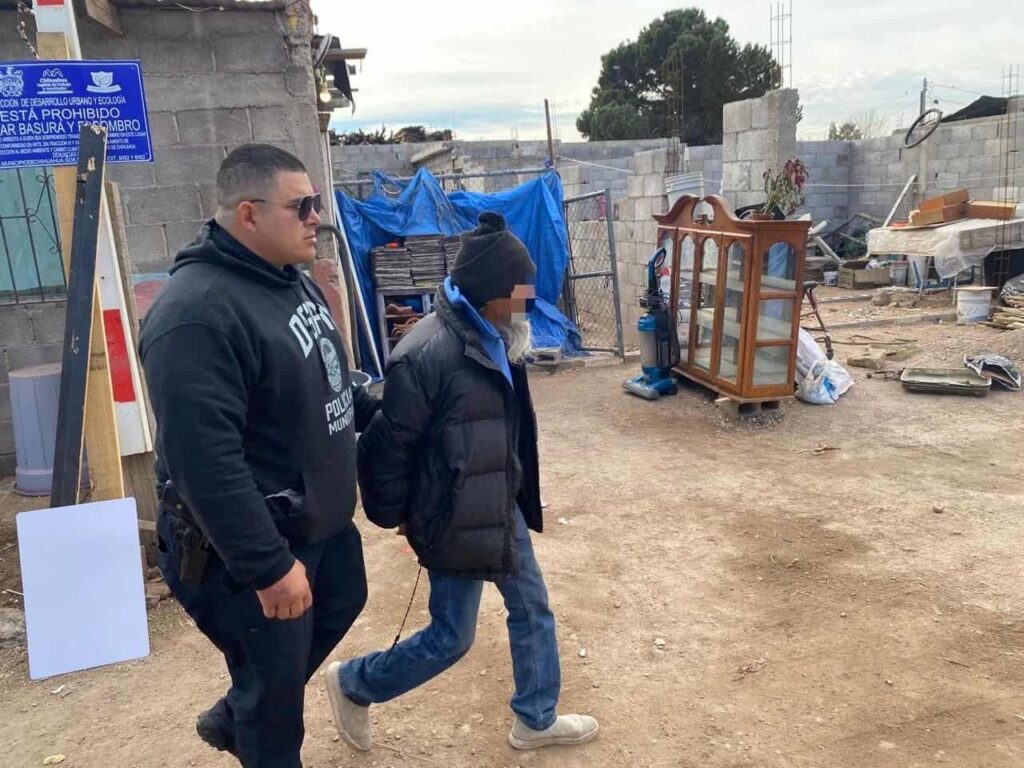 Detienen a sujeto que cobraba para recolectar basura y escombro; los depositaba en un arroyo