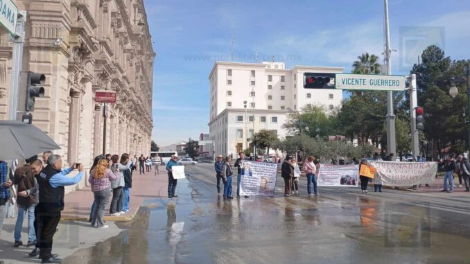 Manifestantes bloquean vialidades del Centro para exigir atención a demandas sociales
