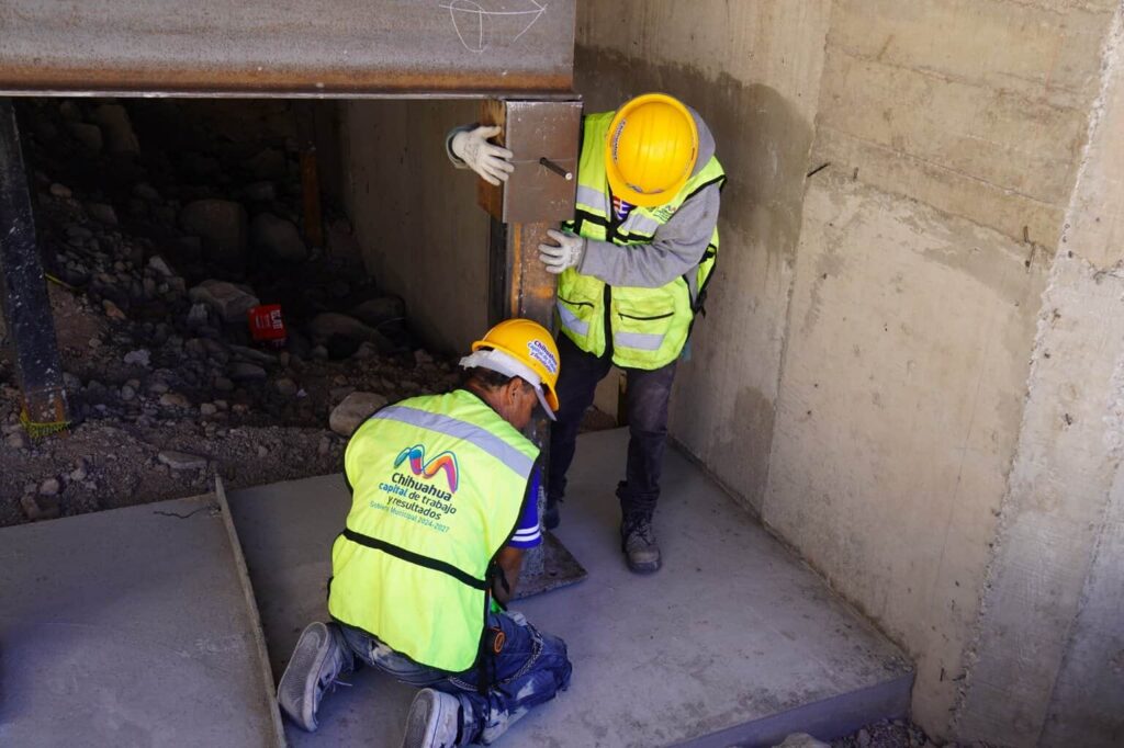 Trabajan en colocación de estructura en puente de Riberas del Sacramento