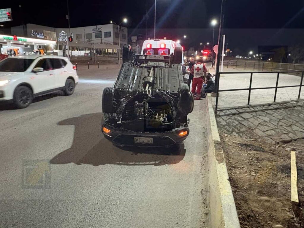 Volcadura en Circuito Universitario deja conductora lesionada