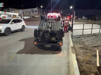 Volcadura en Circuito Universitario deja conductora lesionada