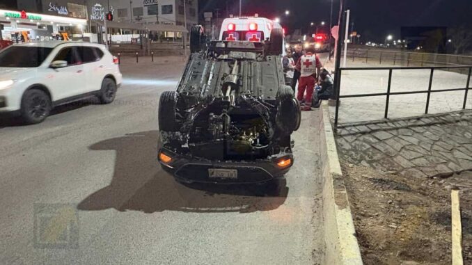 Volcadura en Circuito Universitario deja conductora lesionada