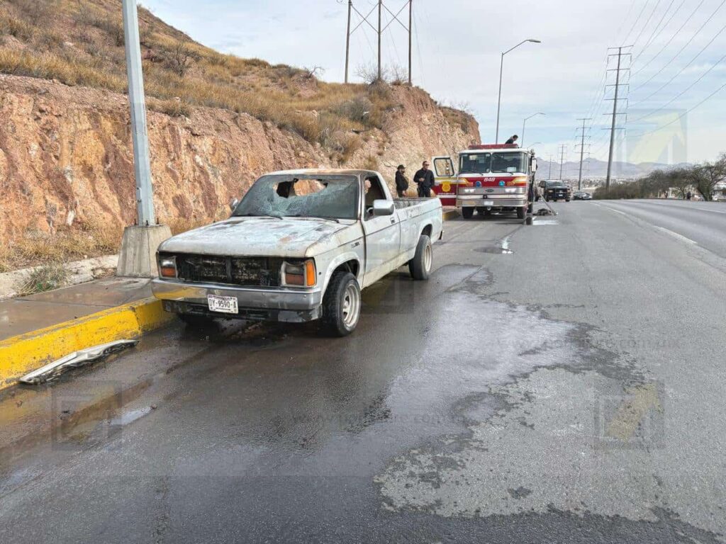 Arde pickup en la carretera Aldama y afecta al tráfico