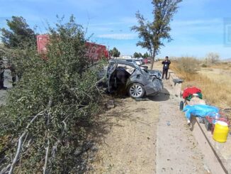 Exceso de velocidad ocasiona choque y volcadura en la vialidad Sacramento