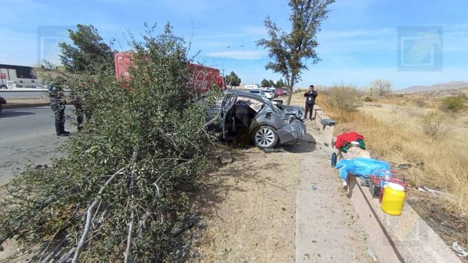 Exceso de velocidad ocasiona choque y volcadura en la vialidad Sacramento