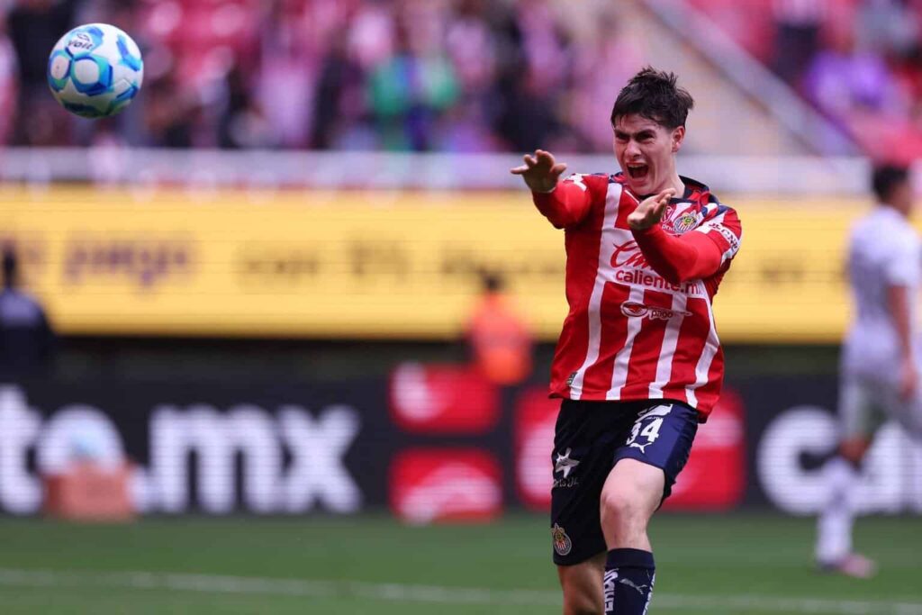 Chivas gana y sigue con paso perfecto