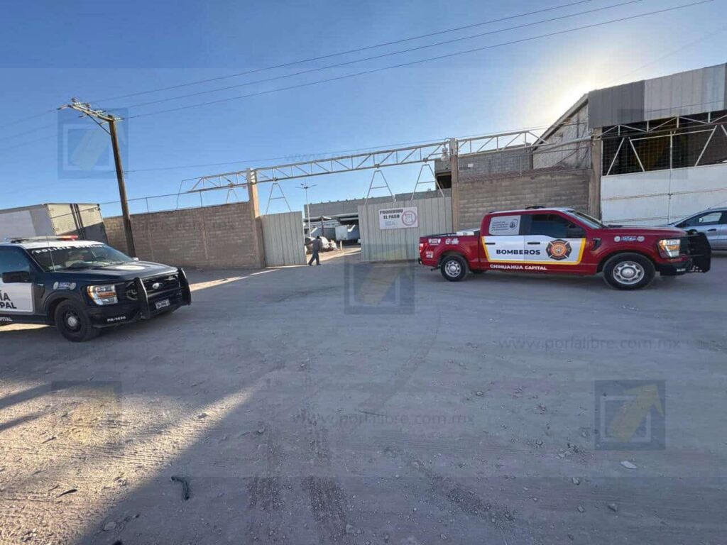 Incendio arrasa con tractocamión dentro de corralón en la 1o de Mayo