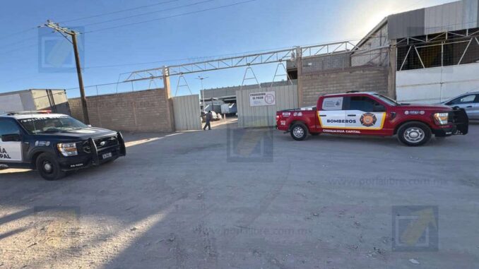 Incendio arrasa con tractocamión dentro de corralón en la 1o de Mayo