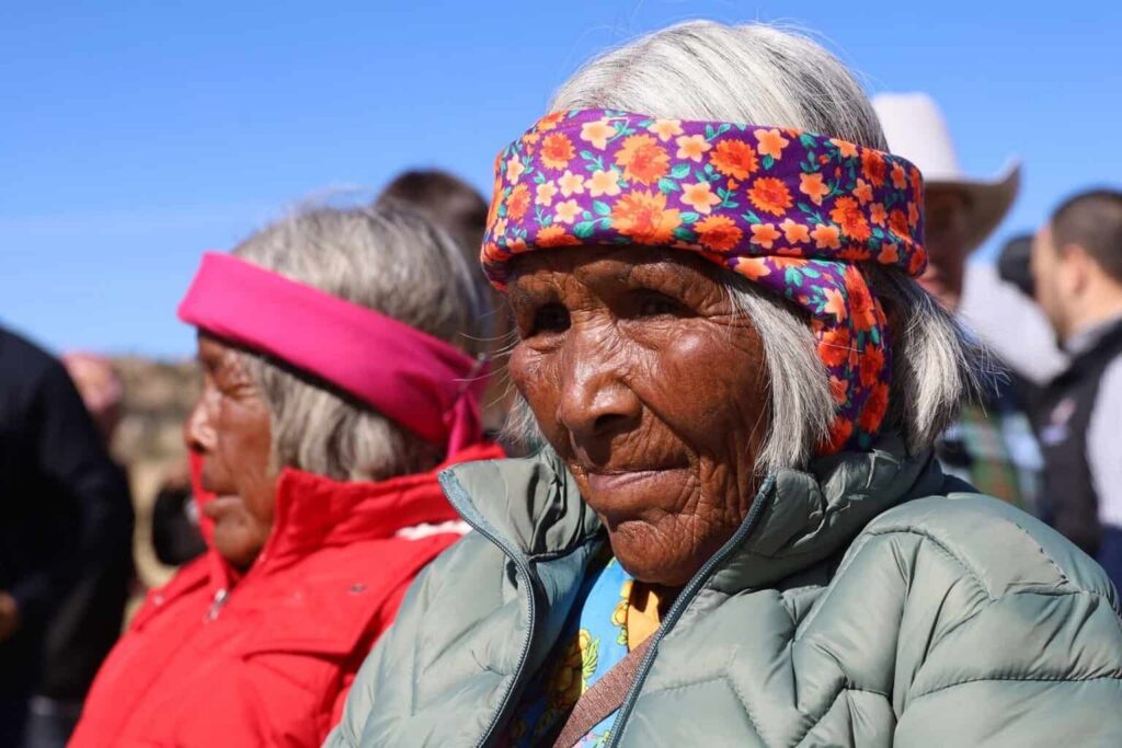 Apoya Gobierno del Estado con paquetes alimentarios y chamarras a 300 familias indígenas de Carichí