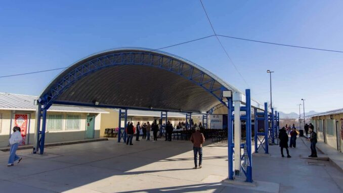 Menos sol y protegidos de lluvias; inaugura Marco Bonilla domo en primaria «Sor Juana Inés de la Cruz»