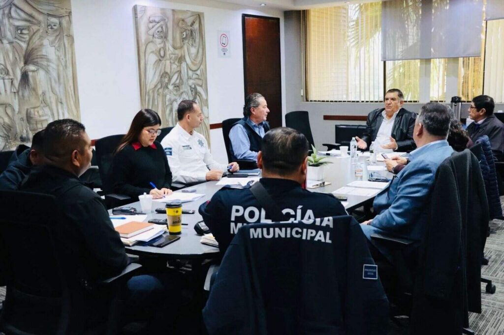 Analizan seguridad en zonas comerciales junto a empresarios