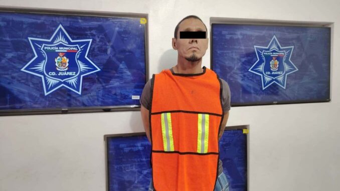 Lo arrestan por golpear a su perro con una manguera metálica