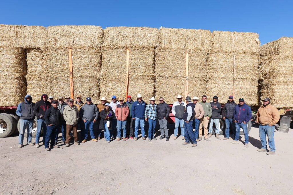 Arturo Zubía entrega primeras 500 pacas de rastrojo a productores ganaderos de Jiménez