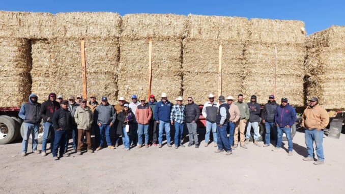 Arturo Zubía entrega primeras 500 pacas de rastrojo a productores ganaderos de Jiménez
