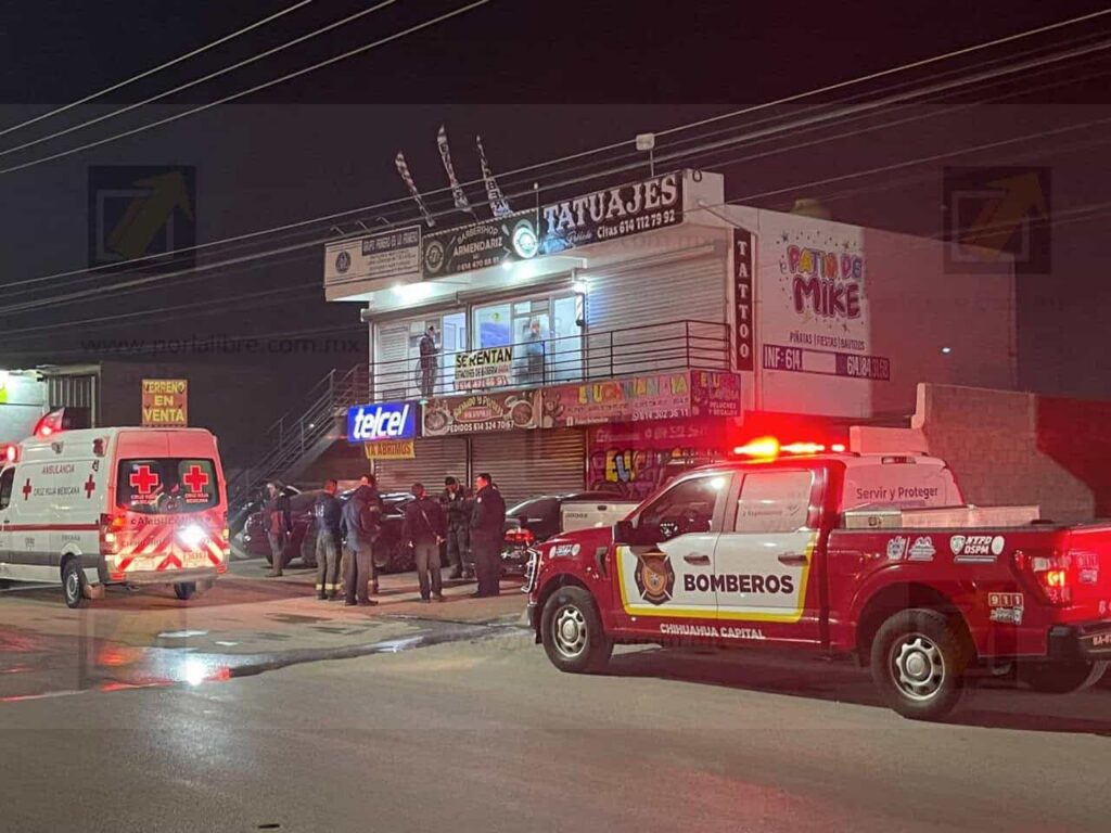 Mujer se desmaya por intoxicación dentro de un vehículo en avenida Quinta Real