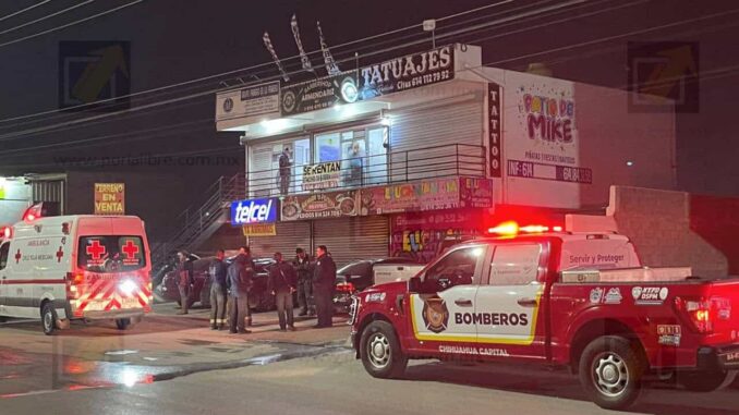 Mujer se desmaya por intoxicación dentro de un vehículo en avenida Quinta Real