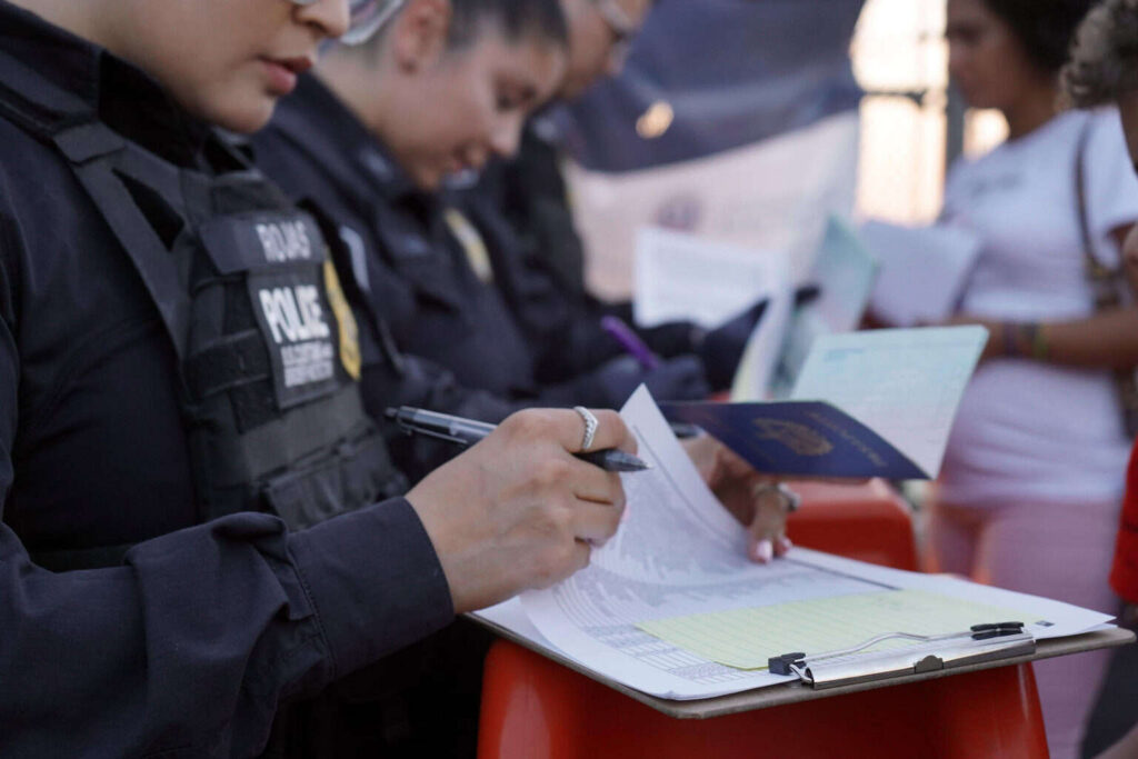 EE.UU. tuvo más salidas que llegadas de migrantes en 2025, según un informe