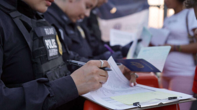 EE.UU. tuvo más salidas que llegadas de migrantes en 2025, según un informe